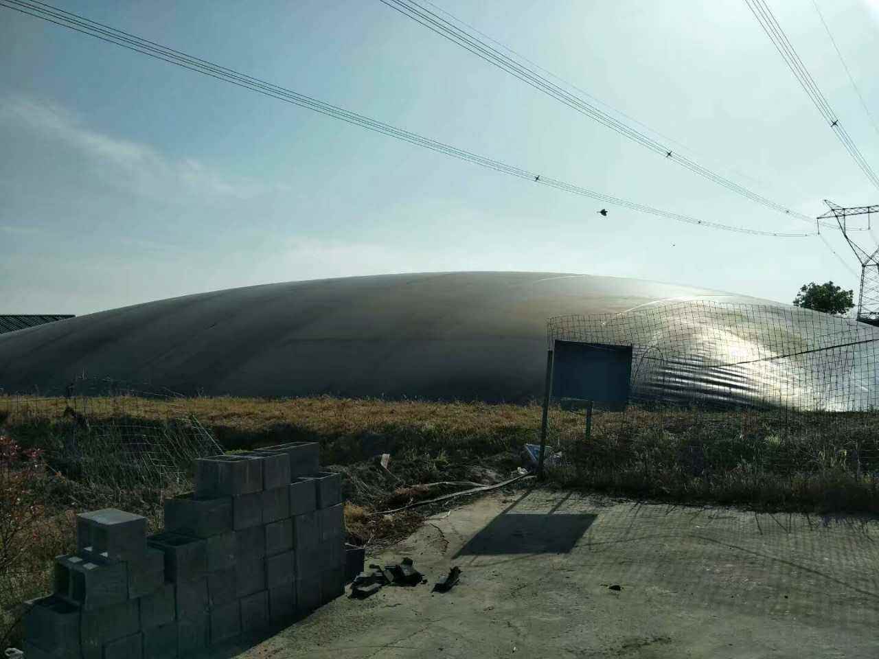 修筑完工的外圍堰鋪設(shè)土工膜表面一定要加寬嗎？